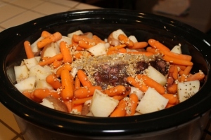 Slow-Cooker-Pot-Roast-with-Potatoes-and-Carrots-550x367